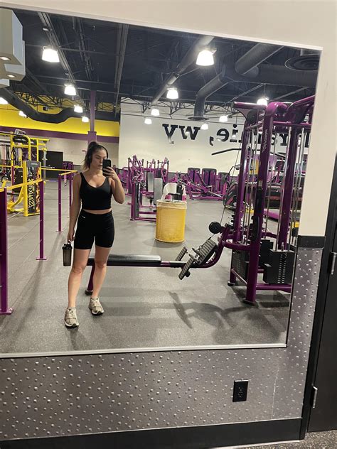 The gym mirror 👀 : r/selfie