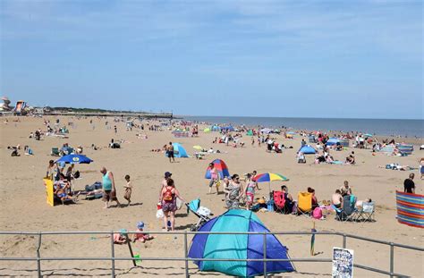 IN PICTURES - hundreds flock to Skegness beach to enjoy the hot weather ...