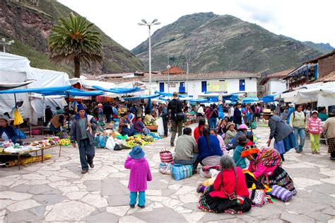 Shopping at the Market in Pisac | Earth Trekkers