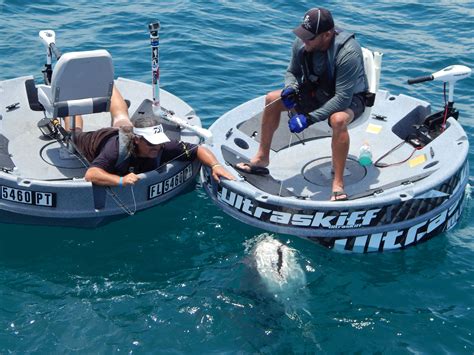 one man fishing boat with motor - stassinosalita