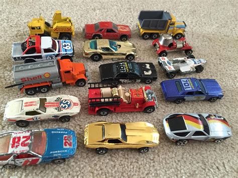 Lot: 107 vintage toy cars, 1970's+: Hot Wheels, Matchbox, Redline ...