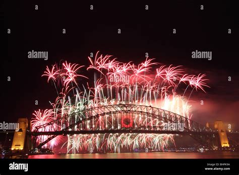 Sydney Harbour Bridge fireworks during New Year celebrations 2009 ...