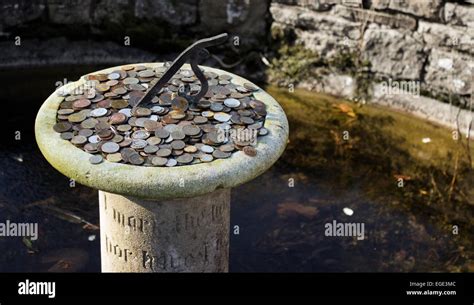 Wishing well coins hi-res stock photography and images - Alamy