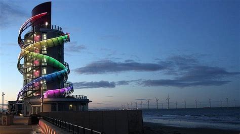 Redcar Beacon closed after youths climb over safety barriers - BBC News