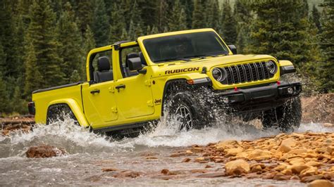 2024 Jeep Gladiator Debuts With New Grille, AEV Packs With 35-Inch Tires