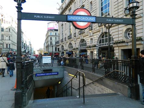 Piccadilly Circus Underground Station (City of Westminster, 1906 ...