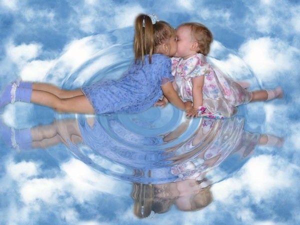 2 petites soeurs dans les nuages qui se donne un bec 