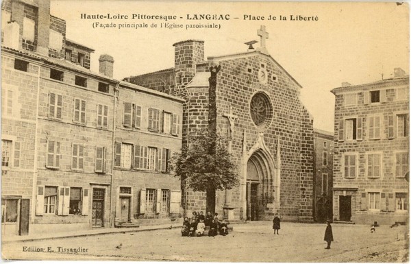 CPA - Façade principale de l'Eglise paroissiale