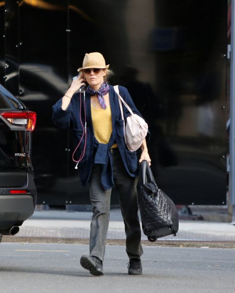 vanessa-paradis-waiting-for-a-cab-in-paris-09-21-2024-0_1