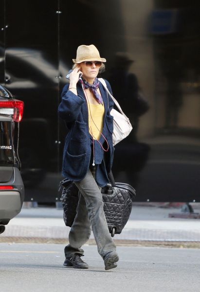 vanessa-paradis-waiting-for-a-cab-in-paris-09-21-2024-3_1