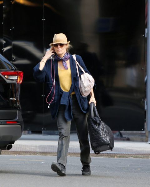 vanessa-paradis-waiting-for-a-cab-in-paris-09-21-2024-5_1