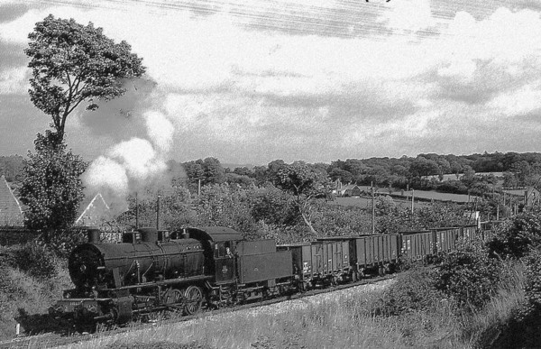 UNE 040 D EN TETE D'UN TRAIN DE TOMBEREAUX.