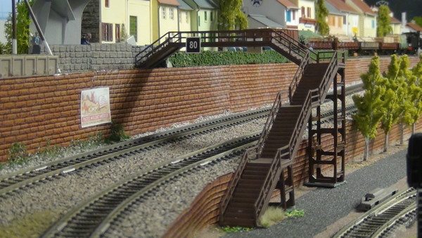 UNE PASSERELLE RELIANT LA VILLE AU DEPOT.