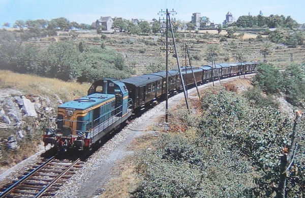 UNE 040 DG EN TETE D'UN MV CAPDENAC-RODEZ.