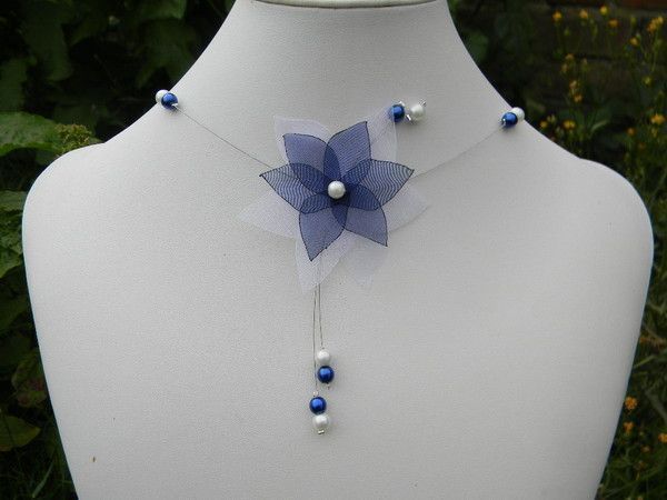 Collier mariage, fleur en organza blanc et bleu