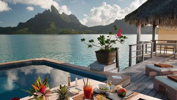 Paysage de rêve et jolie table : fond d'écran