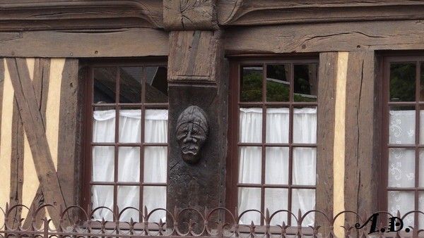 BEUVRON EN AUGE : SCULPTURES SUR LA FACADE DU MANOIR