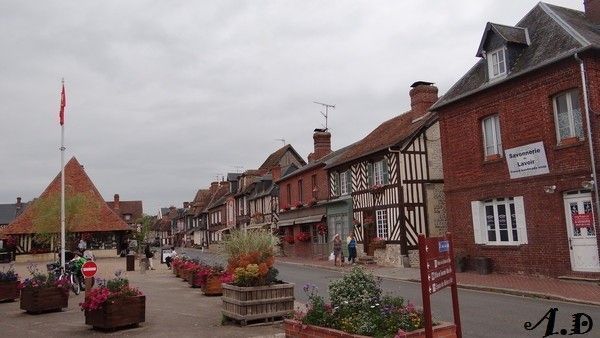 BEUVRON EN AUGE : LA PLACE ET LES HALLES