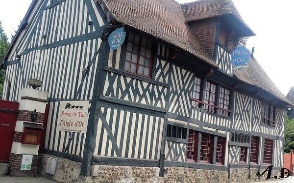 BEUVRON EN AUGE : MAISONS EN PAN DE BOIS