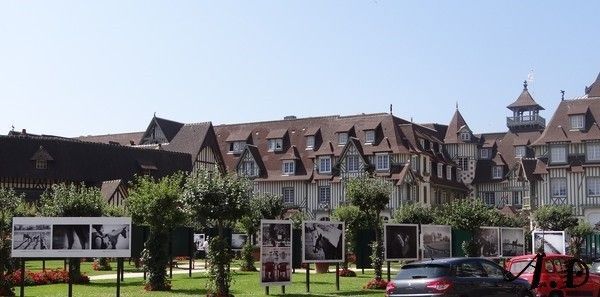 DEAUVILLE : LA PLACE YVES ST LAURENT