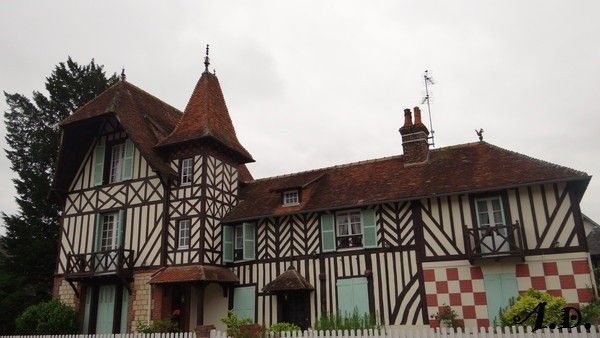 BEUVRON EN AUGE : ENCORE FACADES EN PAN DE BOIS