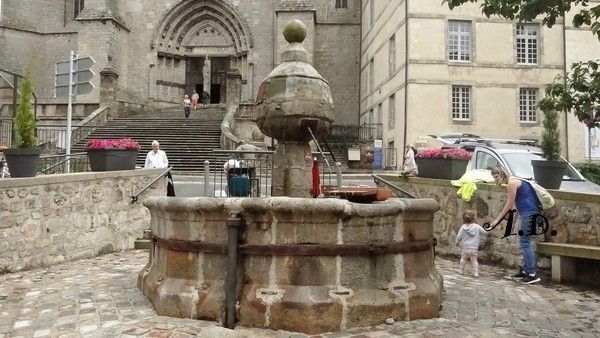 LA CHAISE DIEU : UNE BELLE FONTAINE