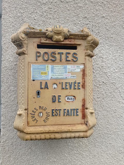 UNE BOITE AUX LETTRES COMME ON N'EN RENCONTRE PLUS!!