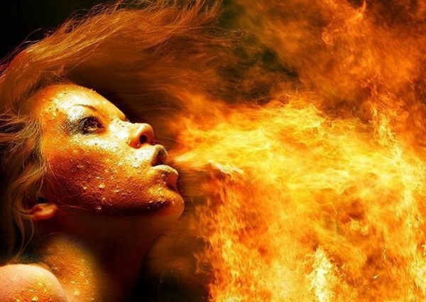 FEMME SOUFFLANT DU FEU..