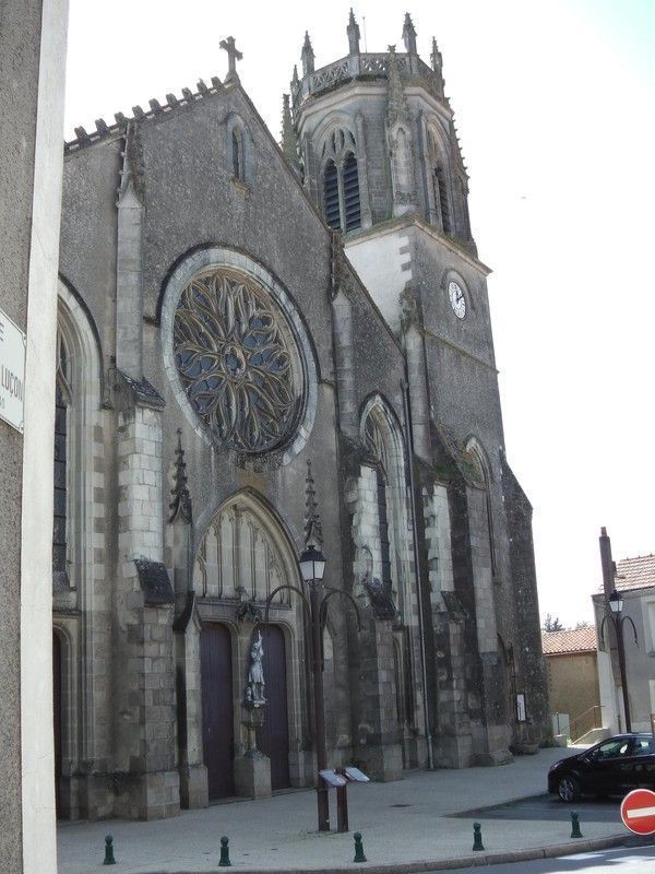 L'église Saint Jean Baptiste de Maulévrier Maine et Loire 