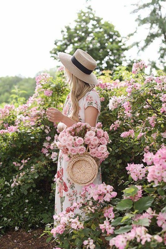 Belle demoiselle parmi les fleurs