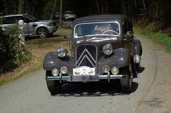 Défilé de voitures anciennes en *Bourgogne*