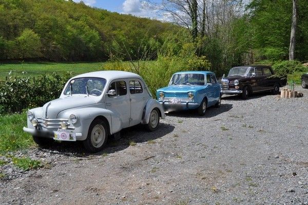 Défilé de voitures anciennes en *Bourgogne*