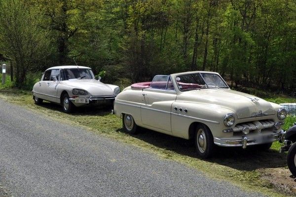 Défilé de voitures anciennes en *Bourgogne*