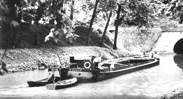 Péniche NESTOR  - Entrée du tunnel de Chalivert ©