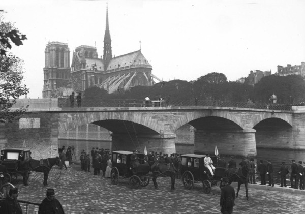 Paris Un Autobus tombe dans la Seine du Pont de l'Archevéché