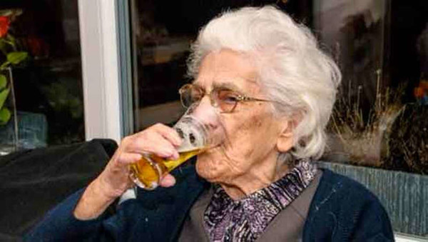 Robertine, 97 ans, boit jusqu'à 20 bières par jour !