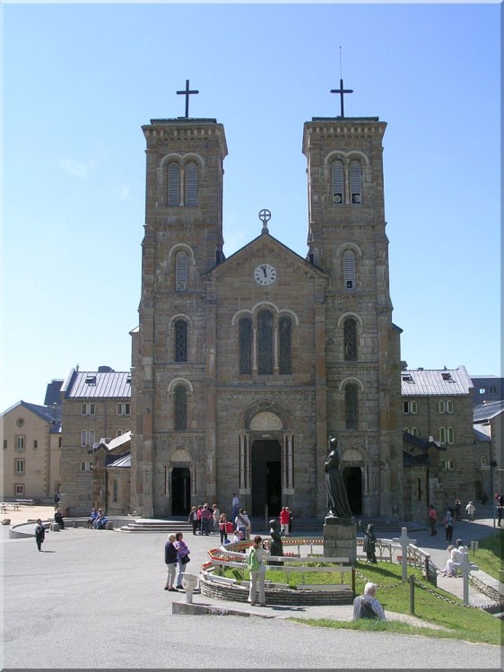 Basilique-Notre-Dame-de-La-Salette-2.jpg