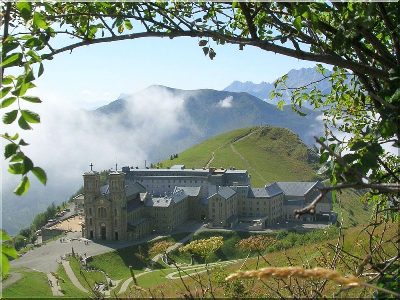 Photo-Sanctuaire-Notre-Dame-de-La-Salette.jpg