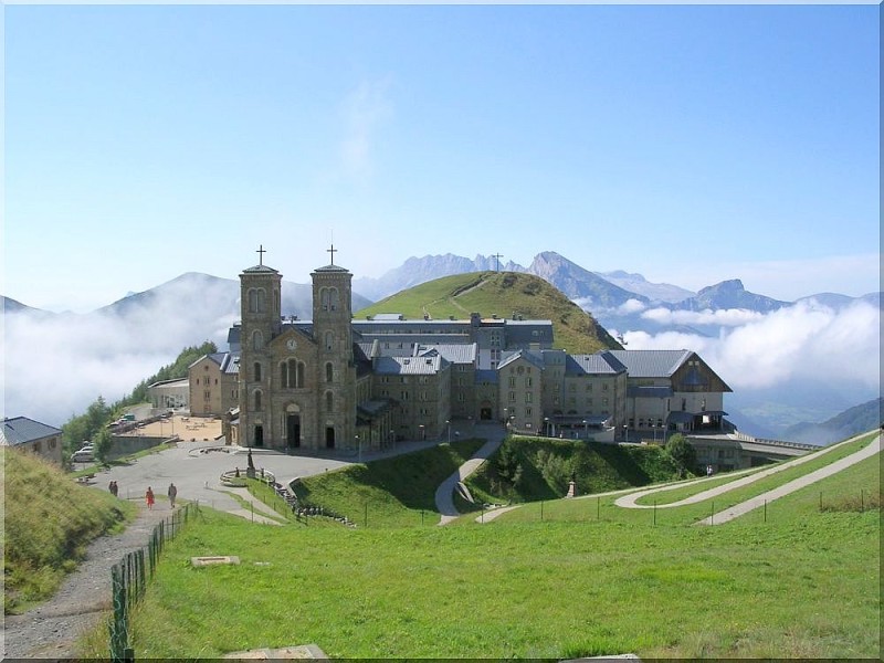 Sanctuaire-ND-de-La-Salette.jpg