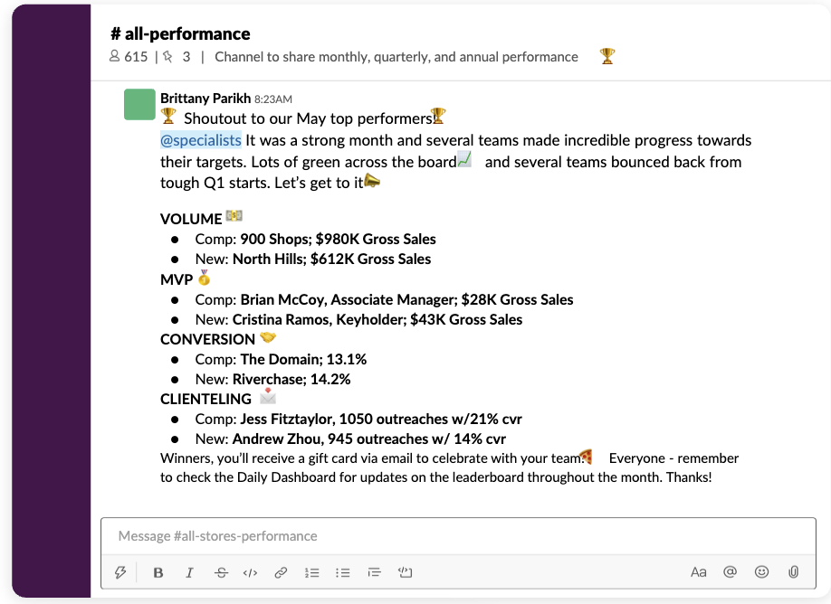 Exemple de publication Slack dans un canal public célébrant une victoire commerciale