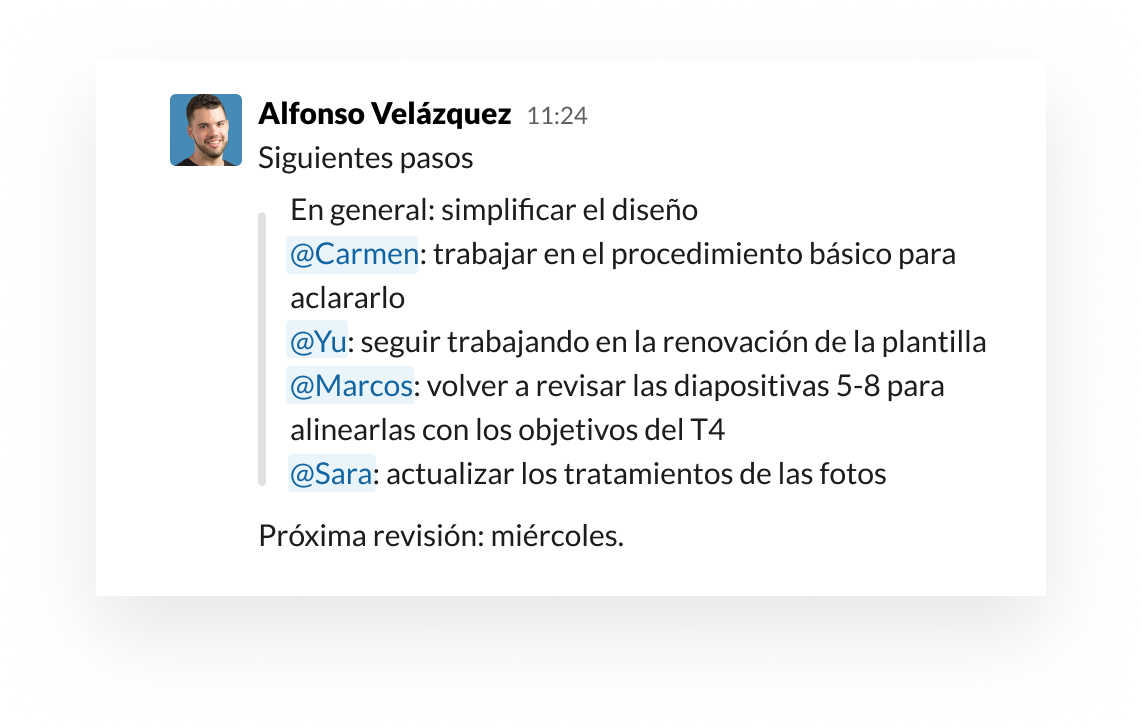 Interfaz de usuario de Slack con la mención “@” para organizar tareas y propietarios