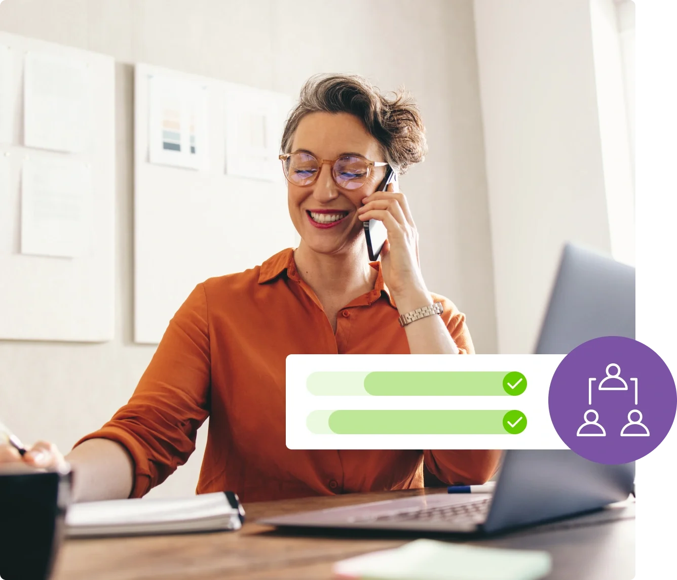 une femme assise à un bureau parlant sur un téléphone portable.