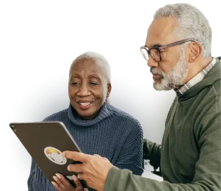 Couple de personnes âgées regardant un cours Techno 101 sur leur tablette