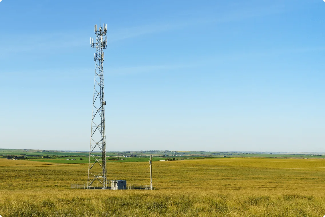 Une tour cellulaire dans un champ