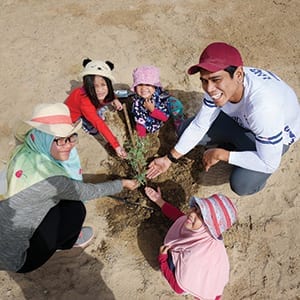 Una familia planta un árbol