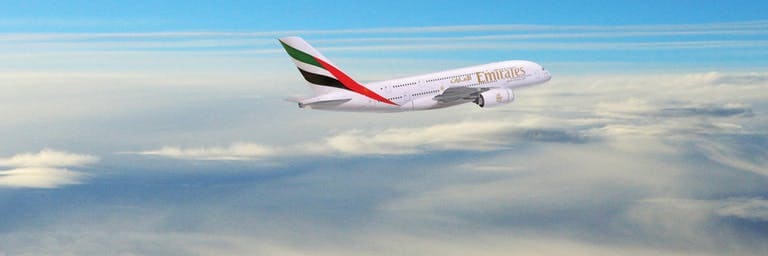 Emirates Airbus A380 im Flug über den Wolken