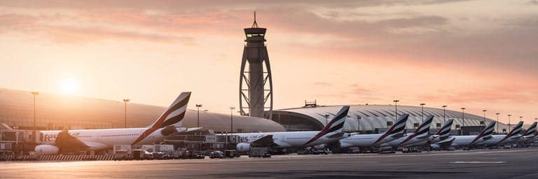 Vista exterior de los aviones de Emirates en la terminal 3 del aeropuerto internacional de Dubái