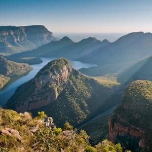 แสงแดดสาดส่องหุบผาแม่น้ำไบลด์ (Blyde River Canyon)