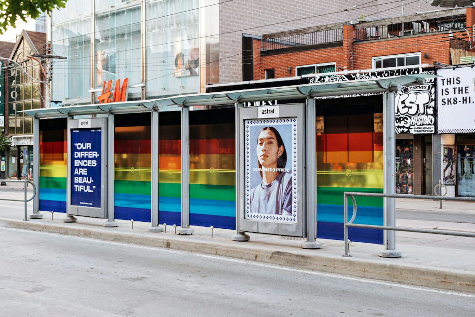 Abribus d'Astral mettant en vedette une publicité de Converse et du verre teinté d'arc-en-ciel