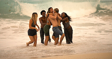 Sarah, Pope, Kiara, Pope, John B, JJ and Cleo play in the ocean.